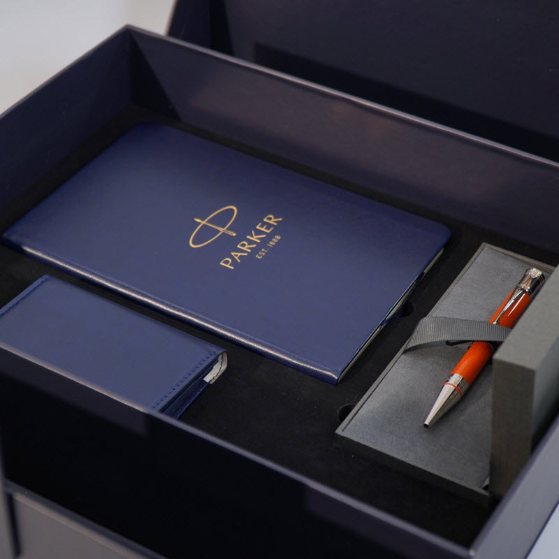 Bộ quà tặng bút ký Parker DUOF BIG RED VIN CT M-1931379 kèm sổ da, ví da; hộp và túi hãng
