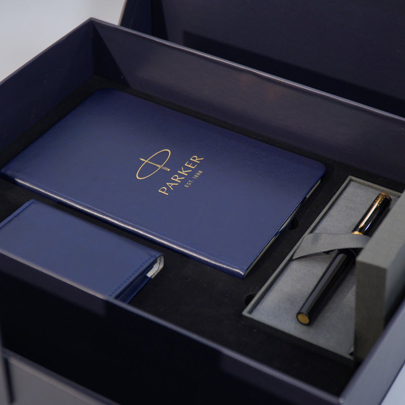 Bộ quà tặng bút ký Parker INGNTY BLK CT-2182007 kèm sổ da, ví da; hộp và túi hãng