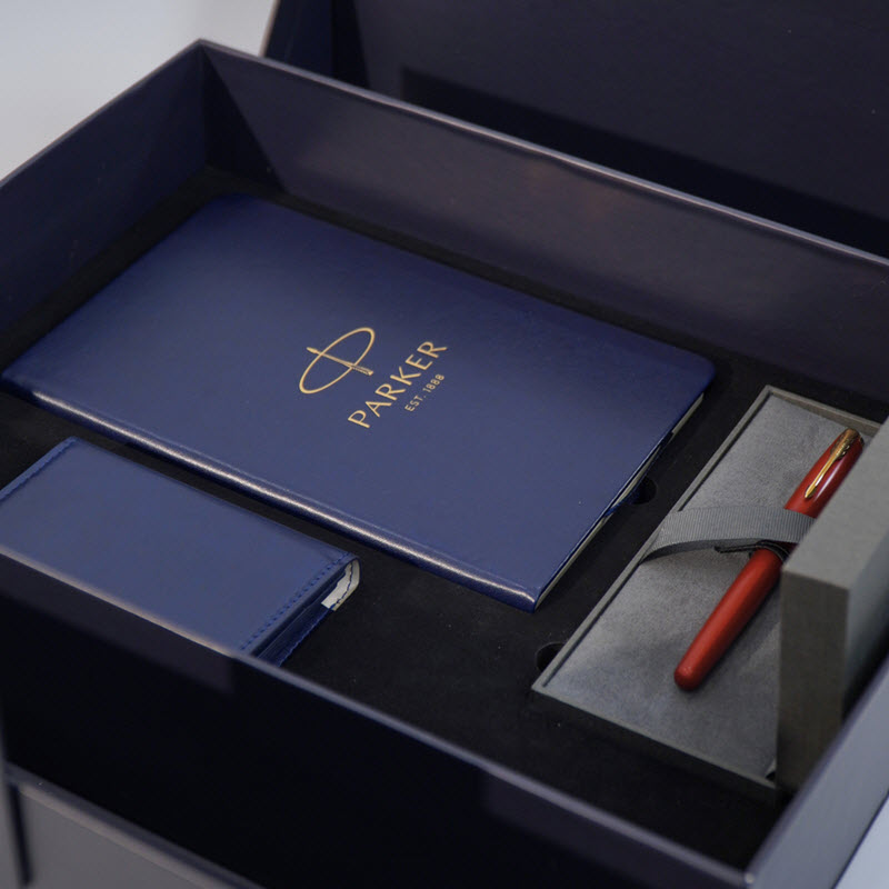 Bộ quà tặng bút ký Parker SON Lacque Red GT TB 1950774 ngòi vàng 18K kèm sổ da, ví da; hộp và túi hãng